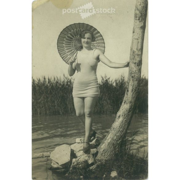 Fürdőruhás hölgy napernyővel. Balaton. Fotólap, képeslap. (2791106)