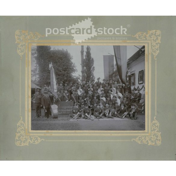 1907 – Császári és királyi (K.u.K.) Katonai Veterán Szövetség zászlószalag avató ünnepsége. Nagyméretű antik fotó. (2791506)
