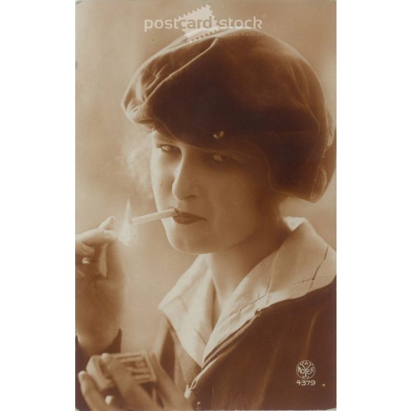 1928 – Elegáns, fiatal, francia nő cigarettával. Színezett fotólap, képeslap. (2791514)