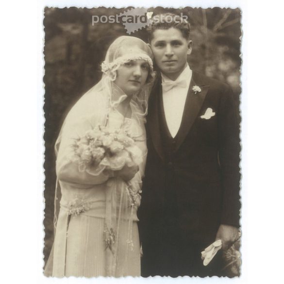 Fiatal pár esküvői fotója. Fekete-fehér papírkép. (2791602)