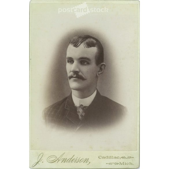 J. Anderson által készített kabinetfotó. Fiatal, tehetős férfi portréja. 1910-es évek haj- és bajuszvideletével. (2791792)