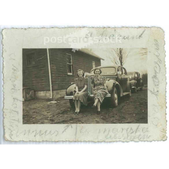 Fiatal, vidám hölgy testvérpár egy autó lökhárítóján ülve. 1920-as évek (2791795)