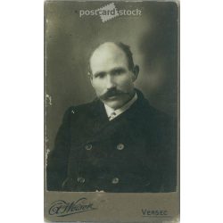   Weiser fotóműteremben készült kabinetfotó. Versec. A képen Martin János szerb módos ember látható. 1900-as évek. (2791796)