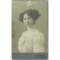   J. Popjel fotóműterem, Bécs. Fiatal, elegáns hölgy portréja, masnis frizurával, csipkenyakú ruhában. 1900-as évek eleje. (2791797)