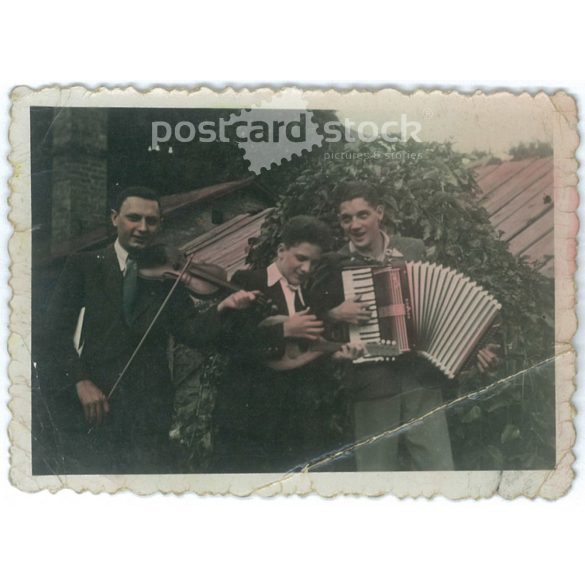 Színes, kisméretű papírkép. Családi, közös zenélés a kertben. 1970-es évek. Színes fotó. (2791829)