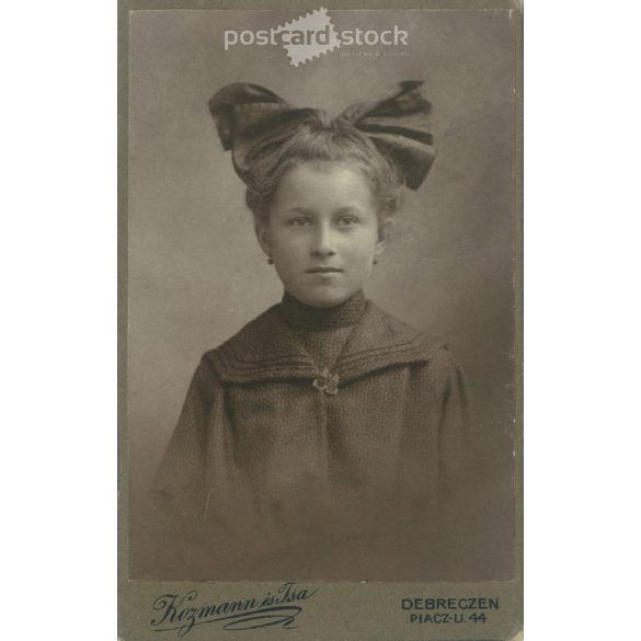 Fiatal lány portréfotója, hatalmas masnival, Kozmann és Társa fotóműterméből. Debrecen. Kabinetfotó / keményhátú fotó / vizitkártya. (2791871)