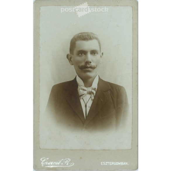 Fiatal, középosztálybeli férfi portréfotója, elegáns csokornyakkendőben, Czernil R. fotóműterméből. Esztergom. Kabinetfotó / keményhátú fotó / vizitkártya. (2791872)