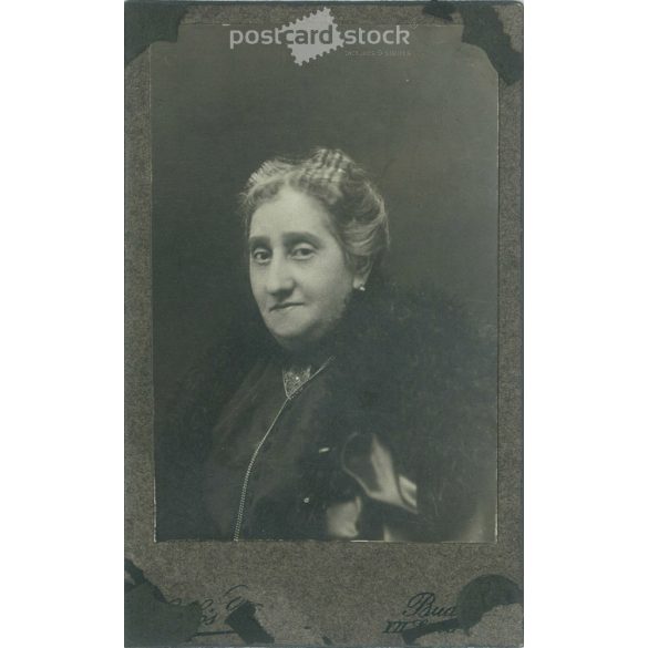 Idősebb, tehetős hölgy portréfotója, Hollós M. fotóműterméből. Budapest. Kabinetfotó / keményhátú fotó / vizitkártya. (2791875)