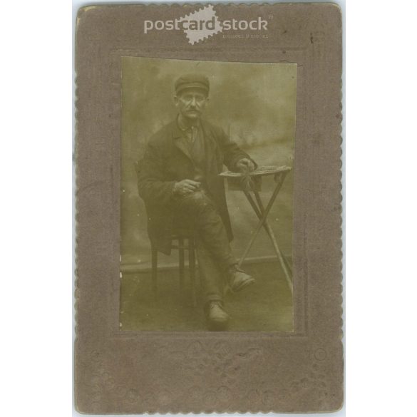 Idősebb, alsóosztálybeli férfi portréfotója. Dombornyomott keménytáblára kasírozva. Kabinetfotó / keményhátú fotó / vizitkártya. (2791876)