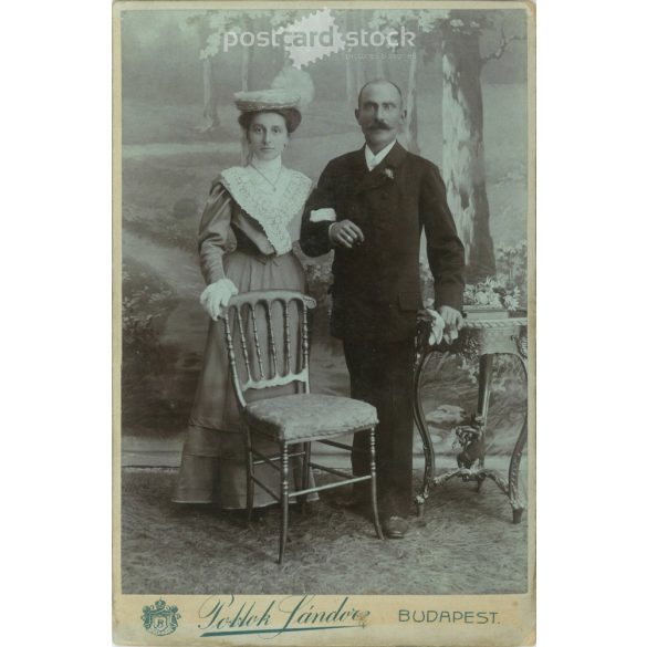 1906 – Tehetős, elegáns házaspár, egészalakos portréfotója, Pottok Sándor fényképészeti műterméből. Budapest. Kabinetfotó / keményhátú fotó / vizitkártya. (2791877)
