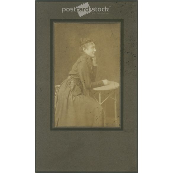 Fiatal nő, egészalakos portréfotója, elegáns, hímzett ruhában. Kabinetfotó / keményhátú fotó / vizitkártya. (2791880)