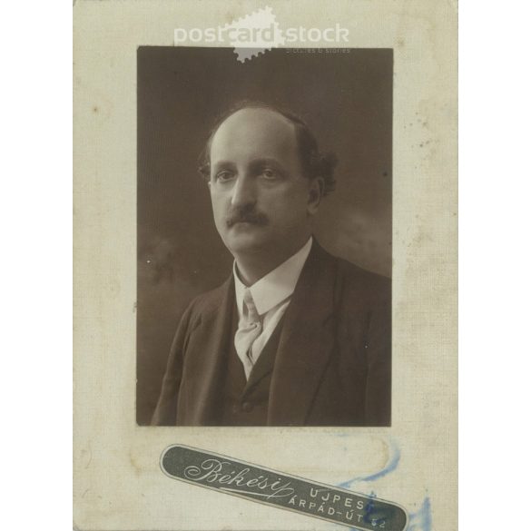 1920 – Középkorú férfi portréfotója. Műtermi felvételen. Eredeti papírkép, kartonra kasírozva. (2791910)