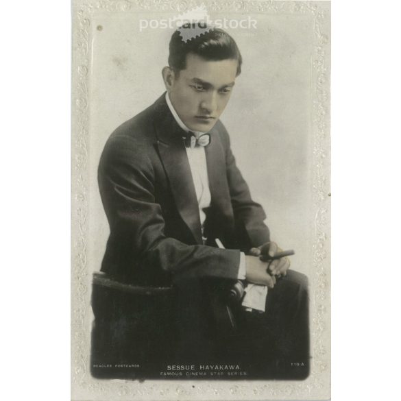 Sessue Hayakawa színész, az 1910-es évek és az 1920-as évek eleji némafilmes korszakban Hollywood egyik legnépszerűbb sztárja volt. Az angol J. Beagles and Co. kiadásában. Képeslap, fotólap. (2791912)