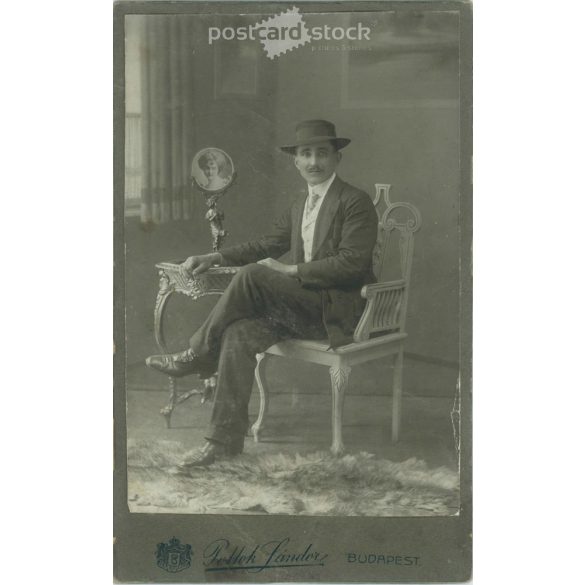 Pottok Sándor fényképészeti műterme, Budapest. Egészalakos, műtermi felvétel, fiatal, tehetős férfiről aki divatos kalapban és öltönyben ülve pózol. Kabinetfotó / keményhátú fotó / vizitkártya. (2791915)