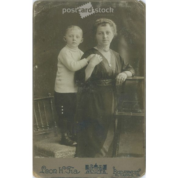 Leon H. Fia fényképészeti műterme, Budapest. Édesanya fiával, egészalakos, műtermi fotója. Kabinetfotó / keményhátú fotó / vizitkártya. (2791918)