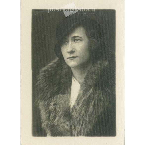 Divatosan felöltözött, fiatal nő portréfotója az 1930-as évekből. Kalap és szőrme bunda. Eredeti papírkép. Műtermi felvétel. (2791941)