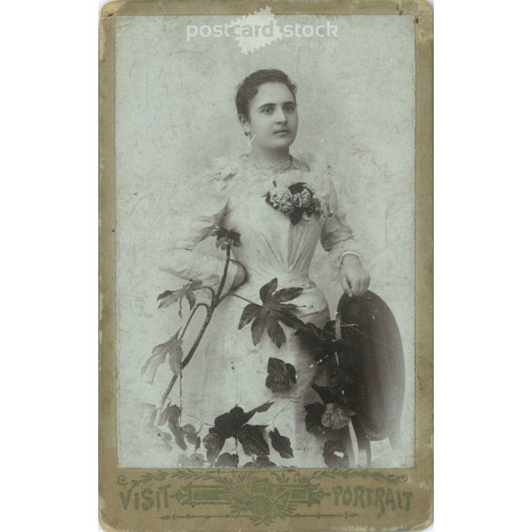 Hawel Agoston festő és fényképész munkája 1910-es évek, Losoncz. Fiatal hölgy, műtermi portréfotója. Izgalmas kompozíció élő virággal kombinálva. Kabinetfotó / keményhátú fotó / vizitkártya, CDV fotó. (2791942)