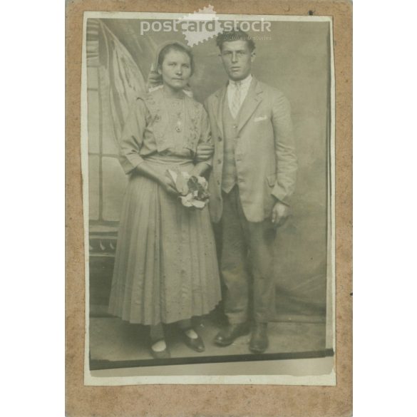 Fiatal pár egészalakos fotója, műtermi felvétel, kartonra kasírozva. Eredeti papírkép a századforduló elejéről. (2791945)