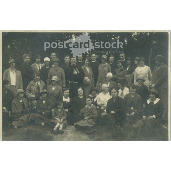 1926 – Csoportkép a szabadban, nők, gyerekek és papok. Eredeti papírkép. (2791950)