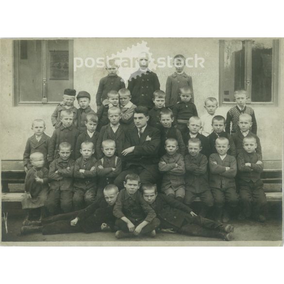 1927 – Iskolai osztálykép, tele apró egyéniségekkel. Eredeti papírkép. (2791951)