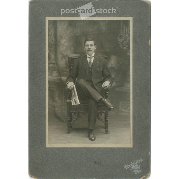 Tehetős, fiatal férfi, egészalakos, műtermi fotója. New York. Wendel fotóműtermében készített Kabinetfotó / keményhátú fotó / vizitkártya, CDV fotó. (2791952)