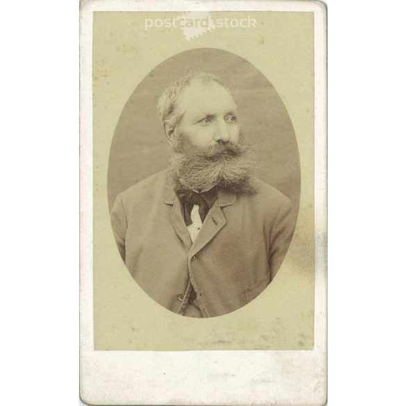 Középosztálybeli, középkorú, markáns bajusz- és szakállviselettel rendelkező férfi, műtermi portréfotója. Kabinetfotó / keményhátú fotó / vizitkártya, CDV fotó. (2791954)