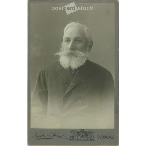 Fantó és Steiner, gyöngyösi fotóműtermében készült kabinetfotó. Idősebb férfi művészi portréfotója, a korban jellemző szakáll- és bajuszviselettel. Kabinetfotó / keményhátú fotó / vizitkártya, CDV fotó. (2791958)