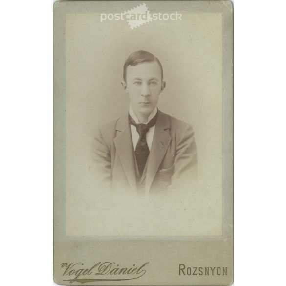 Vogel Dániel, rozsnyói fotóműtermében készült kabinetfotó. Sárkány Karcsi portréfotója. Kabinetfotó / keményhátú fotó / vizitkártya, CDV fotó. (2791959)