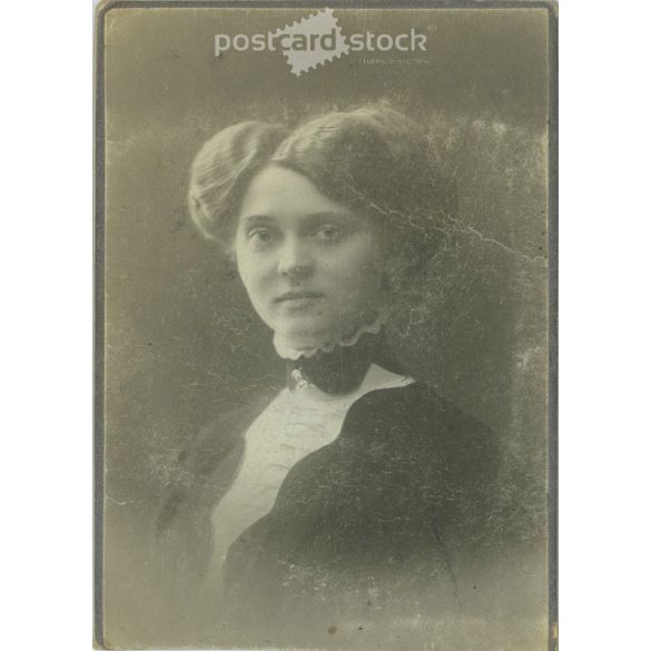 Sellei Károly, újpesti fotóműtermében készült kabinetfotó. Fiatal nő művészi portréfotója, izgalmas frizurával és ruhaviseletben. Kabinetfotó / keményhátú fotó / vizitkártya, CDV fotó. (2791962)