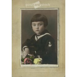   Kisfiú művészi portréfotója, matróz felsőben, virággal. Színezett papírkép. (2791963)