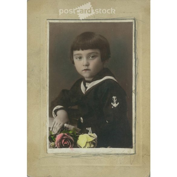 Kisfiú művészi portréfotója, matróz felsőben, virággal. Színezett papírkép. (2791963)