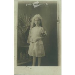 Elsőáldozó kislány fotója. Papírkép. (2791964)