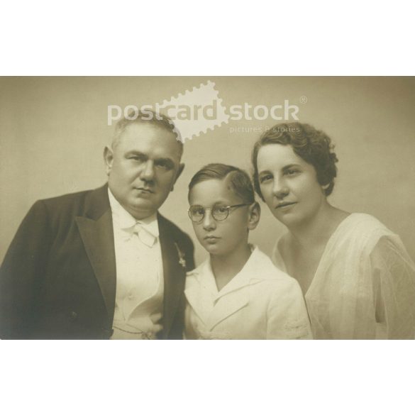 Tauber Malvin, Üllői úti fényképészeti műtermében készült fotó középosztálybeli családról. Eredeti papírkép. 1920-as évek körül. (2791967)