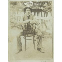   Fiatal fiú öltönyben és kalapban. Egészalakos fotó, papírkép. 1930-as évek. (2791974)