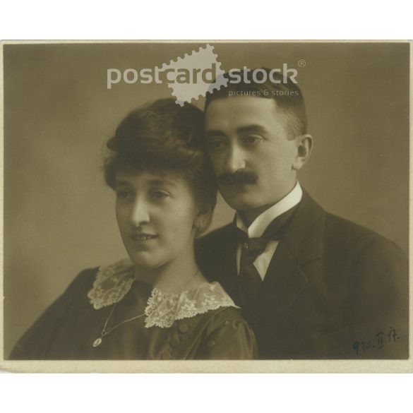 1924 – Fiatal pár műtermi fotója. Eredeti papírkép. (2791987)