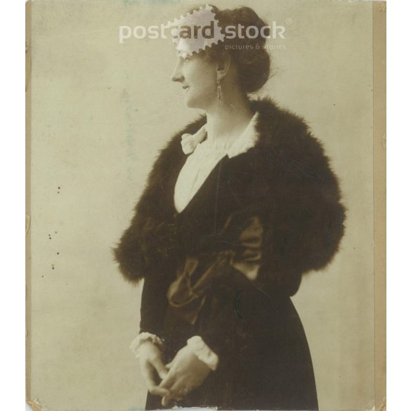 1916 – Strelisky fotoműtermében készült kabinetfotó. Budapest. Fiatal nő elegáns öltözékben, egészalakos fotója. Kabinetfotó / keményhátú fotó / vizitkártya, CDV fotó. (2791988)