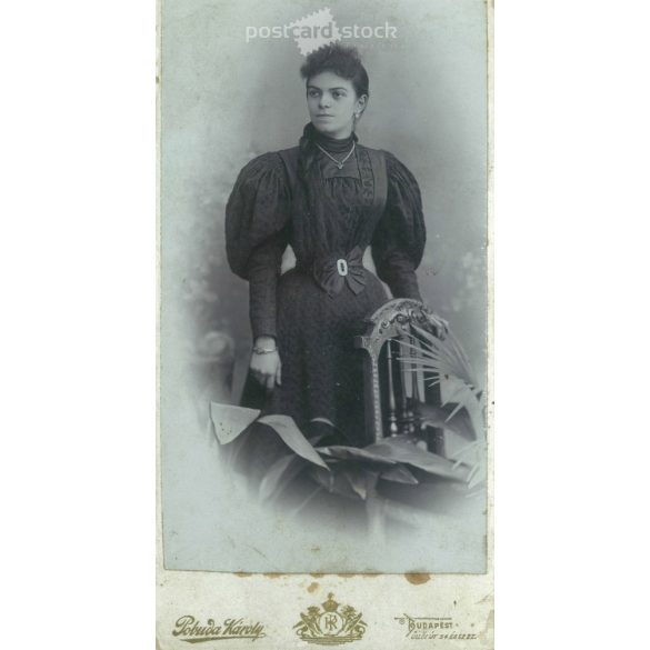 cca 1910 – Pobuda Károly, fényképészeti műtermében készült egészalakos kabinetfotó. Budapest. Tehetős, fiatal hölgy, ragyogó, elegáns ruhában. Kabinetfotó / keményhátú fotó / vizitkártya, CDV fotó. (2792000)
