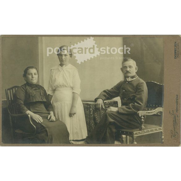 cca 1910 – Kozmann és Társa, fényképészeti műtermében készült egészalakos családi felvétel. Debrecen. Kabinetfotó / keményhátú fotó / vizitkártya, CDV fotó. (2792002)