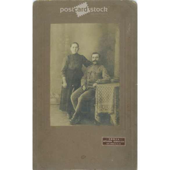 1915 – ADRIA, fényképészeti műterem, Debrecen. Házaspár egészalakos, felvétele. Kabinetfotó / keményhátú fotó / vizitkártya, CDV fotó. (2792004)