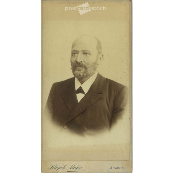cca 1900 – Klapok Alajos, fényképészeti műterem, Arad. Tehetős, közpkorú férfi portréfotója. Kabinetfotó / keményhátú fotó / vizitkártya, CDV fotó. (2792005)