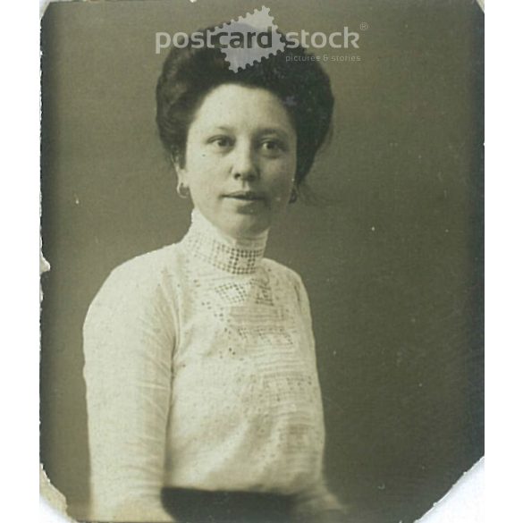 Kisméretű fotó. Fiatal nő, fehér blúzban. Műtermi felvétel, eredeti papírkép. (2792008)
