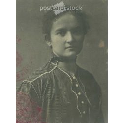   Fiatal nő portréfotója, elegáns, csíkos blúzban. Kisméretű papírkép, fotólap részlet. (2792017)