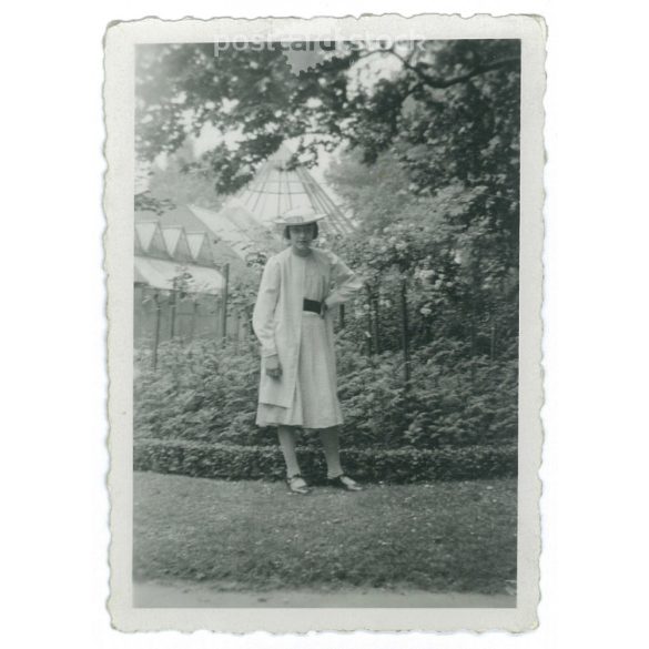 1938 – Fiatal lány egészalakos fotója, elegáns, ruhában és kalapban a parkban. Kisméretű eredeti papírkép. (2792020)