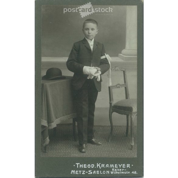 Theodor Krameyer, fényképészeti műterem, Franciaország, Metz. Elsőáldozó kisfiú egészalakos fotó. Kabinetfotó / keményhátú fotó / vizitkártya, CDV fotó. (2792034)