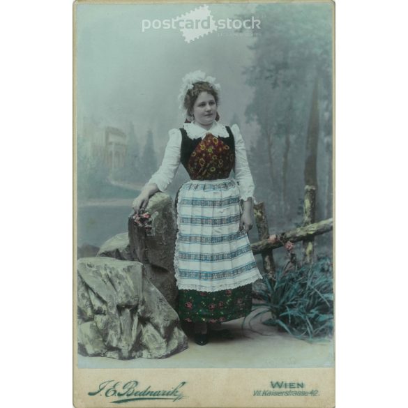 1902 – F. E. Bednarik fényképészeti műterem, Bécs. Fiatal nő egészalakos fotója ünnepi, népies öltözékben. Színezett kabinetfotó / keményhátú fotó / vizitkártya, CDV fotó. (2792098)