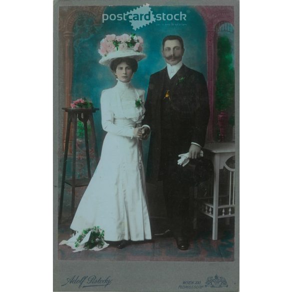 1902 – Adolf Pistecky fényképészeti műterem, Bécs. Fiatal pár egészalakos esküvői fotója. Színezett kabinetfotó / keményhátú fotó / vizitkártya, CDV fotó. (2792099)