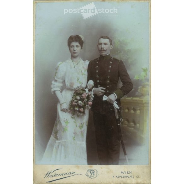 1905 – Weitzmann fényképészeti műterem, Bécs. Fiatal pár egészalakos esküvői fotója. Színezett kabinetfotó / keményhátú fotó / vizitkártya, CDV fotó. (2792100)