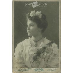   1908 – Matz Gusztáv fényképészeti műterem, Igló és Poprád. Félakos műtermi fotó. Fiatal nő, díszes öltözékben, ovális medállal a nyakában. Kabinetfotó / keményhátú fotó / vizitkártya, CDV fotó. (2792110)