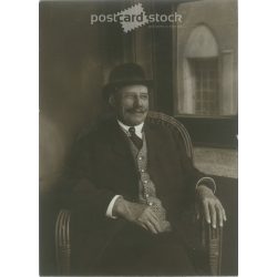   1900-as évek eleje. Félakos műtermi fotó. Idősebb, elegáns férfi, előkelő öltözékben. Eredeti papírkép. (2792111)