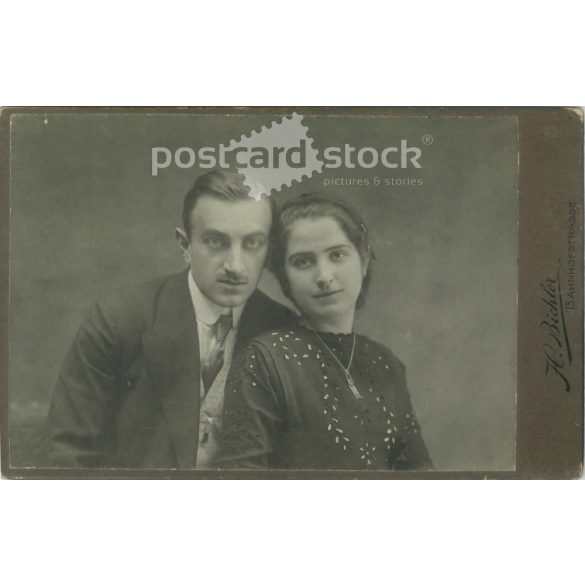 1900-as évek eleje. H. Bichler fényképészeti műterem, Steyr. Fiatal pár műtermi fotója. Művészi fotográfia. Kabinetfotó / keményhátú fotó / vizitkártya, CDV fotó. (2792114)
